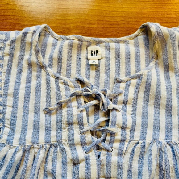GAP Women’s Blue & White Ruffle Short Sleeve Striped Smock Top – Size Medium - Picture 3 of 6